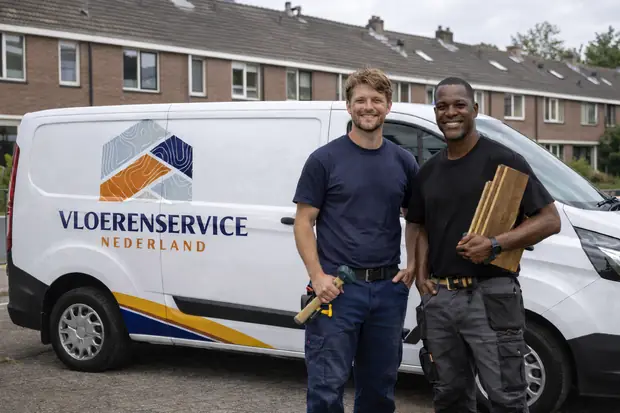 Twee vakmannen van Vloerenservice Nederland bij hun bus